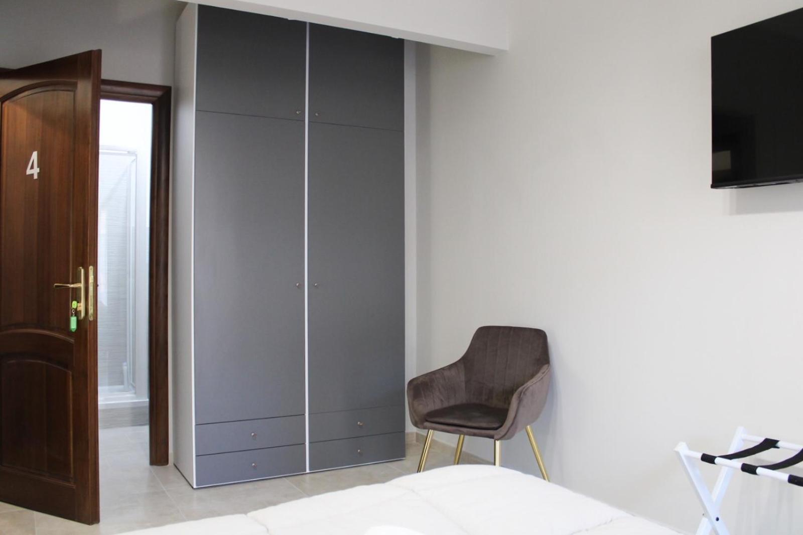 Bonelli Dreams In Guest house *